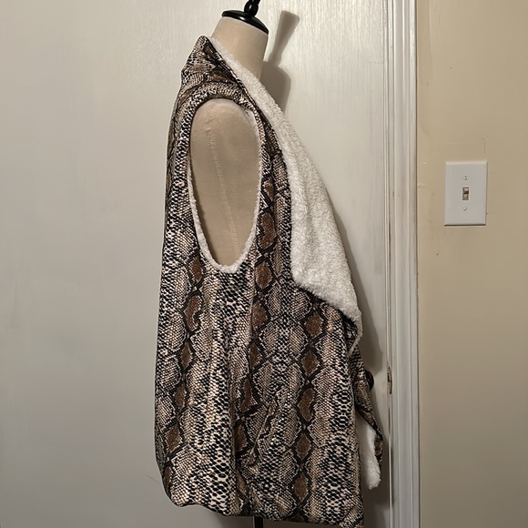 Snake Skin Print Faux Fur “R Fashion Apparel” Open Cardigan - Picture 2 of 8